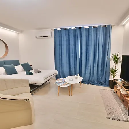 Апартаменты Superb Spacious And Tastefully Renovated Сен-Лоран-дю-Вар