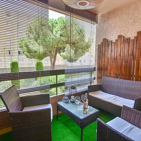 Lejlighed Superb Spacious And Tastefully Renovated *